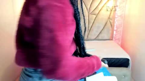 Snapshot of queen_perla_ chatting on March 10, 12:04 pm online show from March 10, 12:04 pm