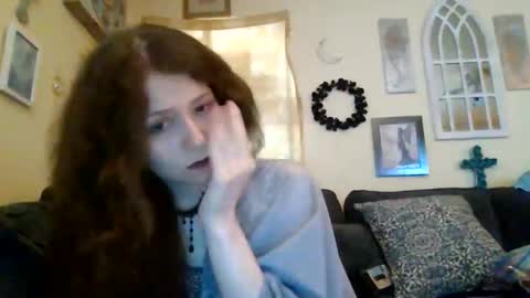queencrimsonlvx online show from June 2, 1:29 am