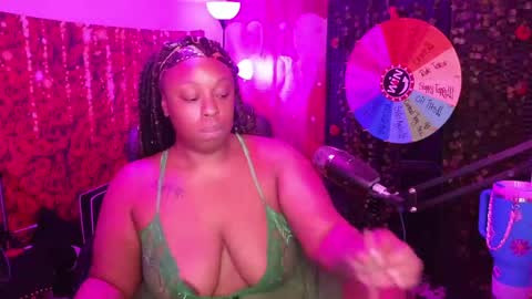 Snapshot of queencroze chatting on May 28, 5:10 pm Queen Cherise Roze online show from May 28, 5:10 pm