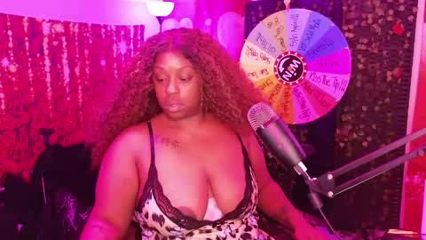 Snapshot of queencroze chatting on June 3, 5:51 pm Queen Cherise Roze online show from June 3, 5:51 pm