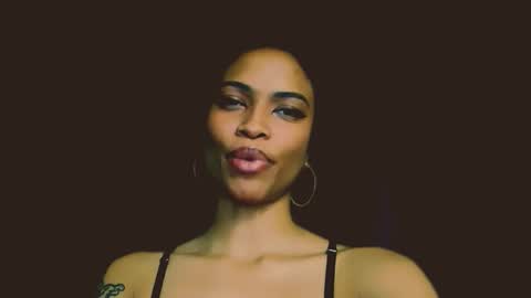 Snapshot of queendom_ing chatting on November 19, 5:29 am Sweet Goddess online show from November 19, 5:29 am