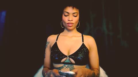 Snapshot of queendom_ing chatting on November 19, 10:10 pm Sweet Goddess online show from November 19, 10:10 pm