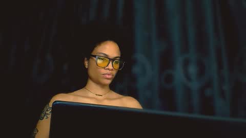 Snapshot of queendom_ing chatting on November 21, 2:43 am Sweet Goddess online show from November 21, 2:43 am