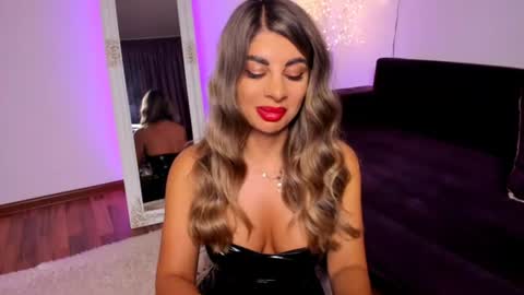 Queennofyuredreams online show from June 21, 10:45 pm