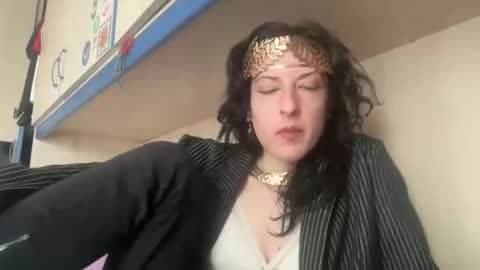 queenselket online show from April 4, 4:15 pm