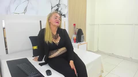 Snapshot of queenstarhyl chatting on February 18, 1:56 am queenstarhyl online show from February 18, 1:56 am