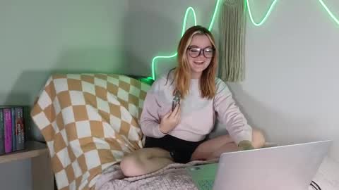 Snapshot of quervoqueen1 chatting on December 2, 3:04 am Bri online show from December 2, 3:04 am