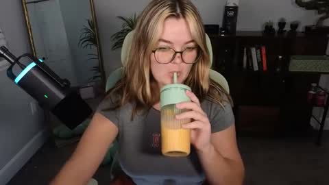 Snapshot of quervoqueen1 chatting on October 4, 2:42 am Bri online show from October 4, 2:42 am