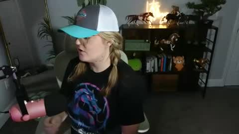 Snapshot of quervoqueen1 chatting on November 4, 3:16 am Bri online show from November 4, 3:16 am