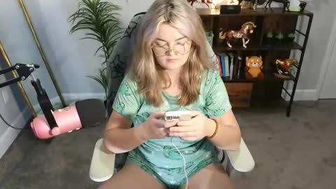 Snapshot of quervoqueen1 chatting on November 19, 12:32 am Bri online show from November 19, 12:32 am