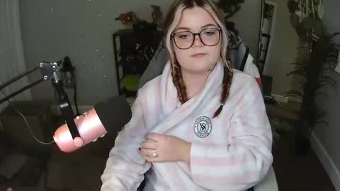 Snapshot of quervoqueen1 chatting on May 27, 3:14 am Bri online show from May 27, 3:14 am