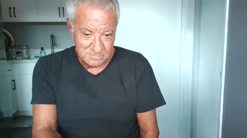 Snapshot of quest_one chatting on October 28, 12:25 am Jim online show from October 28, 12:25 am