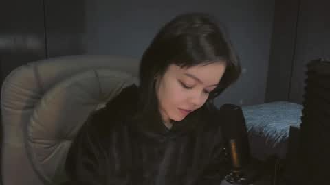 Snapshot of quietluxury chatting on February 12, 1:39 pm quietluxury online show from February 12, 1:39 pm