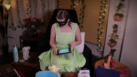 Snapshot of quinnrmonroe chatting on December 22, 4:27 pm QuinnMonroe online show from December 22, 4:27 pm
