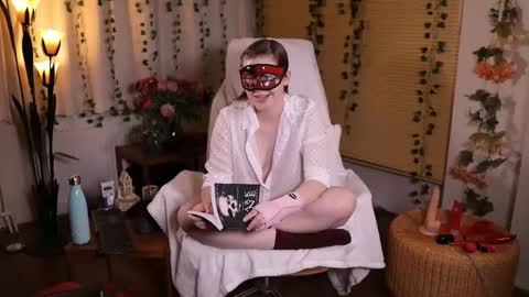 Snapshot of quinnrmonroe chatting on February 25, 8:19 pm QuinnMonroe online show from February 25, 8:19 pm
