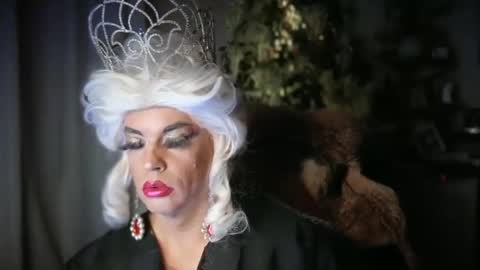 Snapshot of qweenviva chatting on January 12, 12:49 am ViVaLuvLicious online show from January 12, 12:49 am