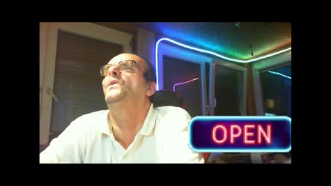 Snapshot of r_2d2_ chatting on December 18, 8:14 pm dj mike online show from December 18, 8:14 pm