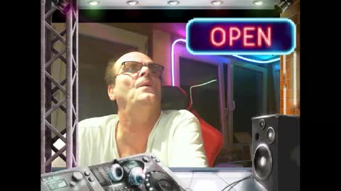Snapshot of r_2d2_ chatting on March 7, 9:38 pm dj mike online show from March 7, 9:38 pm