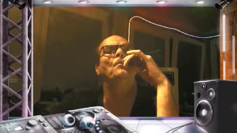 Snapshot of r_2d2_ chatting on November 15, 10:26 pm dj mike online show from November 15, 10:26 pm