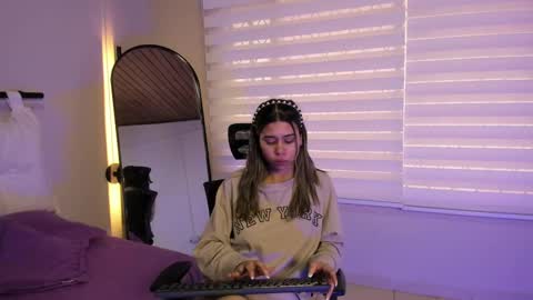 Snapshot of rachell_criss chatting on October 6, 6:05 pm Rachell online show from October 6, 6:05 pm