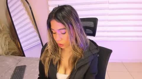 Snapshot of rachell_criss chatting on November 14, 4:22 am Rachell online show from November 14, 4:22 am