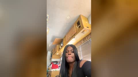 Snapshot of raeexotic_fr chatting on June 7, 10:13 pm Rae Reign online show from June 7, 10:13 pm