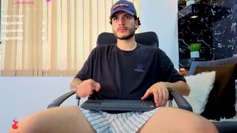 Snapshot of rafael_mendez chatting on November 29, 8:56 pm R A F A E L online show from November 29, 8:56 pm