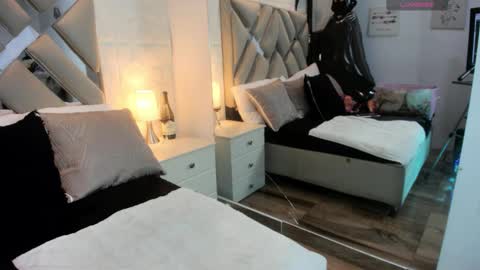 Raquel Moore  online show from October 27, 11:47 am