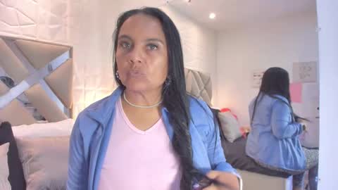 Raquel Moore  online show from March 15, 1:06 pm