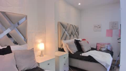 Raquel Moore  online show from March 16, 2:43 pm