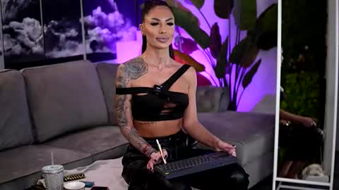 Raquelle online show from March 9, 10:41 am