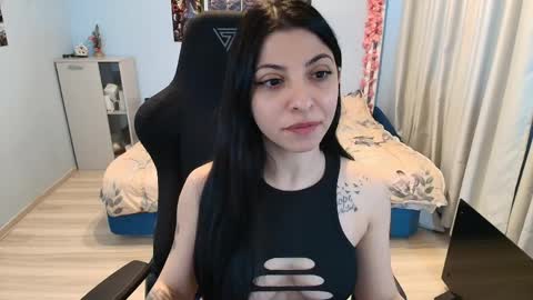 raven_haired_goddess online show from April 6, 7:53 am