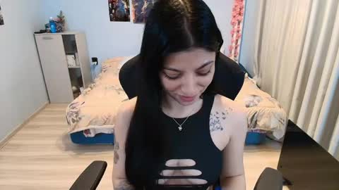 raven_haired_goddess online show from April 15, 6:42 am