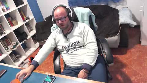 ravingr3d3 online show from November 12, 11:25 pm