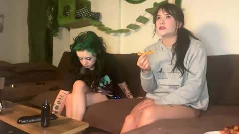 Snapshot of ravyn_nyx chatting on May 15, 3:35 am Ravyn and Nyx online show from May 15, 3:35 am