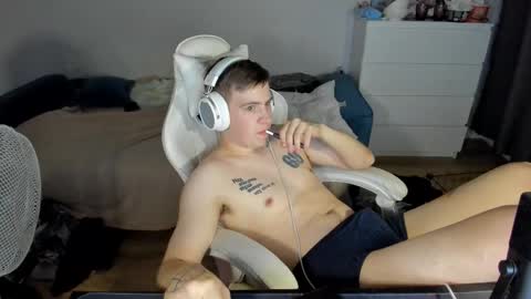 Snapshot of ray_hill chatting on October 13, 8:42 pm Ray online show from October 13, 8:42 pm