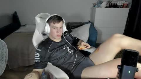 Snapshot of ray_hill chatting on October 16, 10:33 pm Ray online show from October 16, 10:33 pm