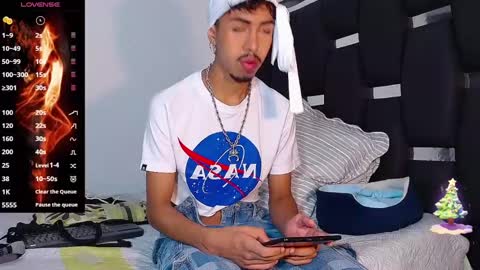 Snapshot of raydevil_ chatting on January 4, 4:33 am Rayn online show from January 4, 4:33 am