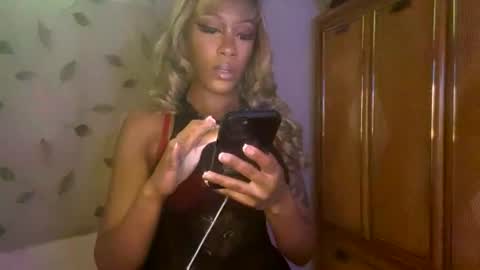 Snapshot of rayemillian chatting on August 3, 5:16 pm Raye Millian online show from August 3, 5:16 pm