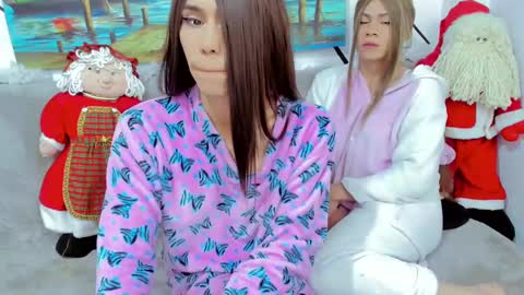 Snapshot of real__cameron chatting on December 22, 11:11 am real__cameron online show from December 22, 11:11 am