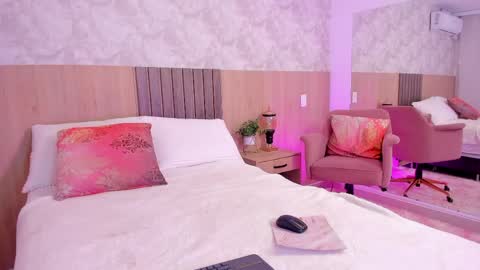 Snapshot of rebeca_cortez1 chatting on May 5, 8:39 pm I invite you to my birthday on November 3th online show from May 5, 8:39 pm