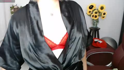 Snapshot of rebeca_milf chatting on May 2, 2:00 pm REBECA online show from May 2, 2:00 pm