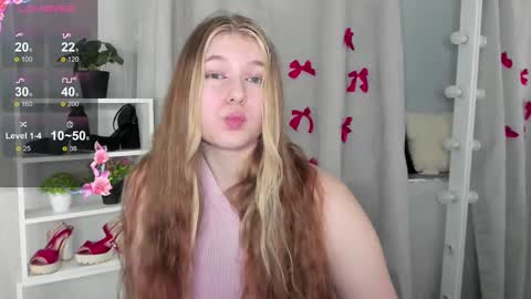 Snapshot of rebecca_____ chatting on February 10, 6:45 pm rebecca_____ online show from February 10, 6:45 pm