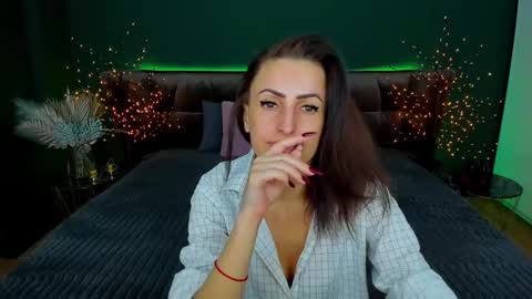Snapshot of rebecca_diamonds chatting on February 18, 6:59 am rebecca_diamonds online show from February 18, 6:59 am