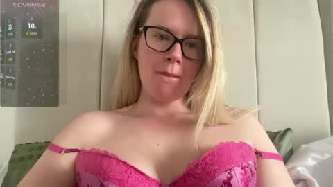 Snapshot of red_head_rosie_69 chatting on February 24, 9:43 am Rosie online show from February 24, 9:43 am