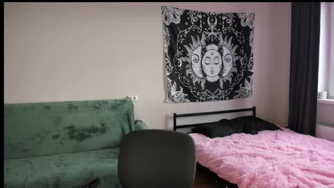 Snapshot of red_qwe chatting on November 7, 6:35 am Erika online show from November 7, 6:35 am