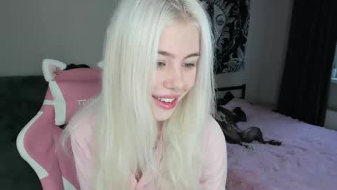 Snapshot of red_qwe chatting on November 9, 8:34 am Erika online show from November 9, 8:34 am