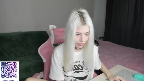 Snapshot of red_qwe chatting on November 29, 8:28 am Erika online show from November 29, 8:28 am