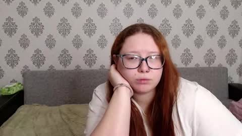 Snapshot of redchloee chatting on October 15, 7:30 am Chloe online show from October 15, 7:30 am