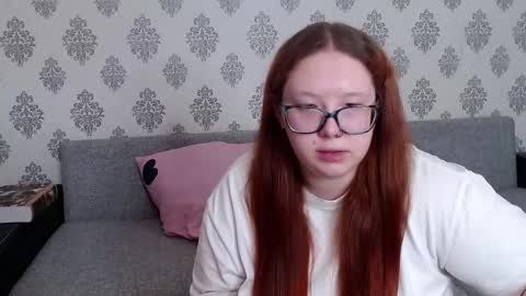 Snapshot of redchloee chatting on October 19, 9:43 am Chloe online show from October 19, 9:43 am